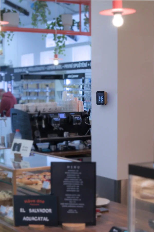 Airgeek A1 in a café in Prague