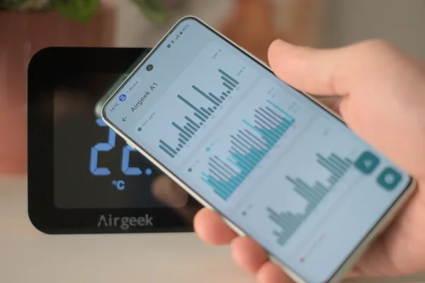 Screenshots from an Airgeek app showing past and present air quality indicators